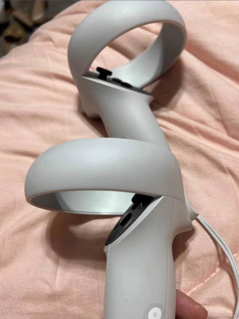 Standalone White VR Headset with Matching White Motion Controllers..Very Good